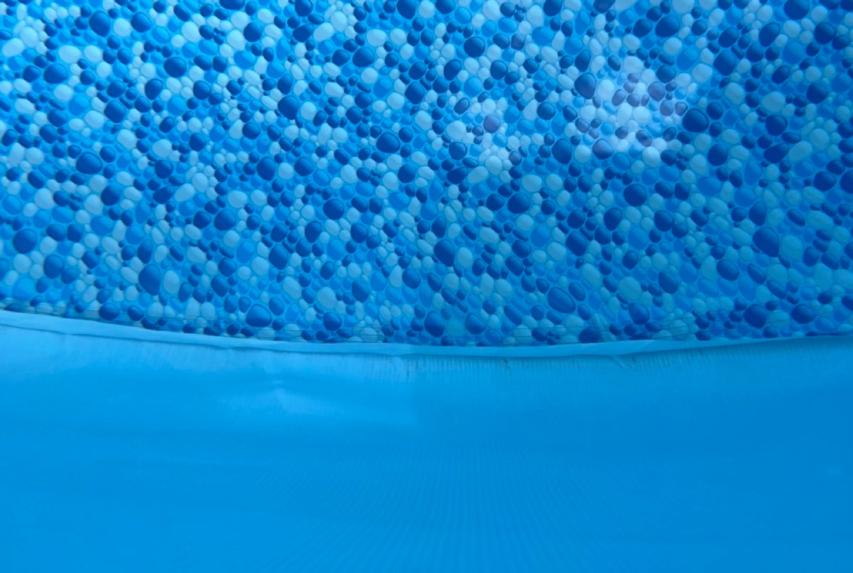 Aiper Scuba V3: gereinigter Poolboden unter Wasser