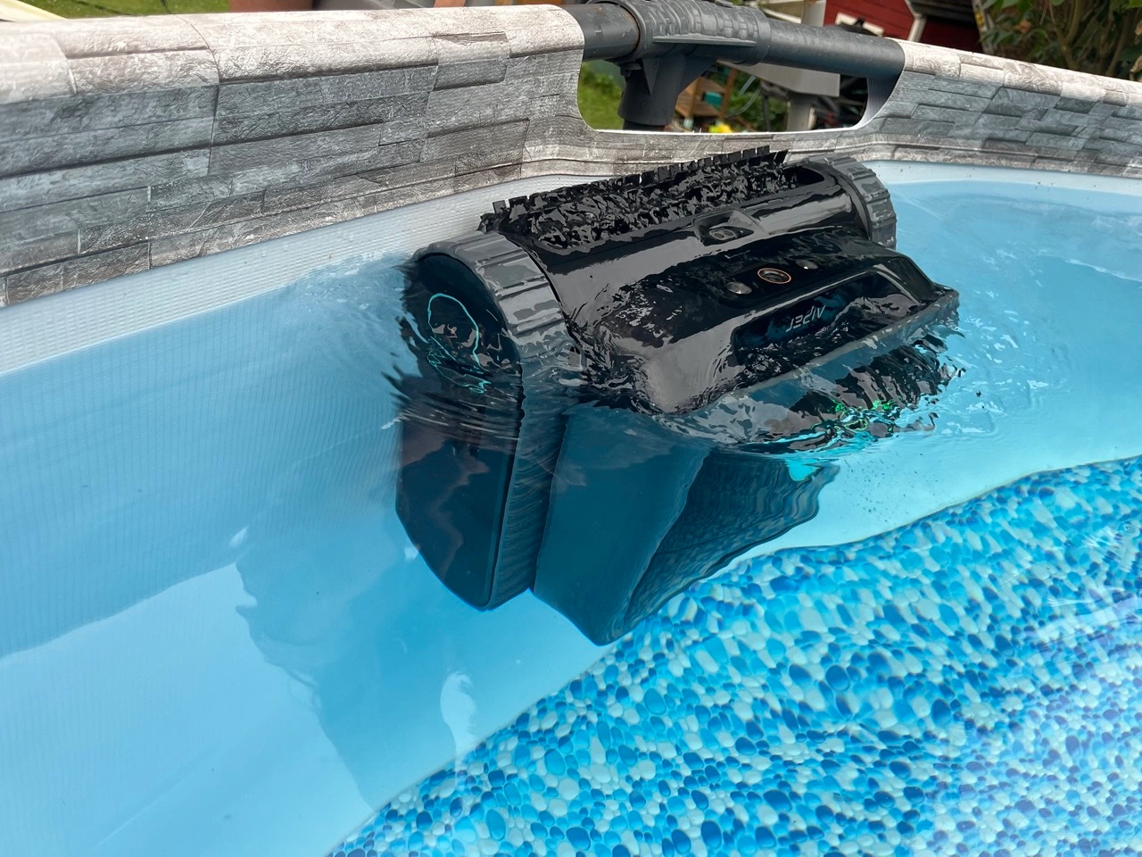 Aiper Scuba V3: Poolroboter an der Wasserlinie