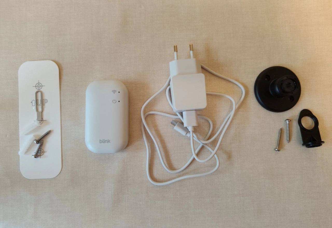 Blink Outdoor 2K+ Kamera und Blink Videotürklingel 2K+: Lieferumfang mit Sync Module Core und Montagezubehör