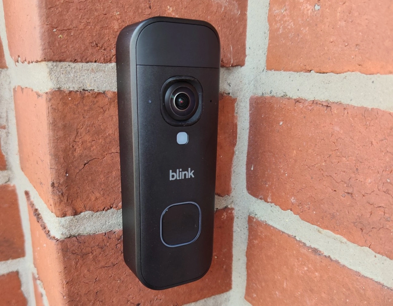 Blink Outdoor 2K+ Kamera und Blink Videotürklingel 2K+: montierte Videotürklingel an der Hauswand