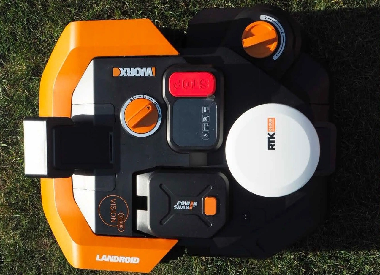 Worx Mähroboter M800 WR308E: Oberseite mit Stopp-Taste und orangefarbenen Reglern