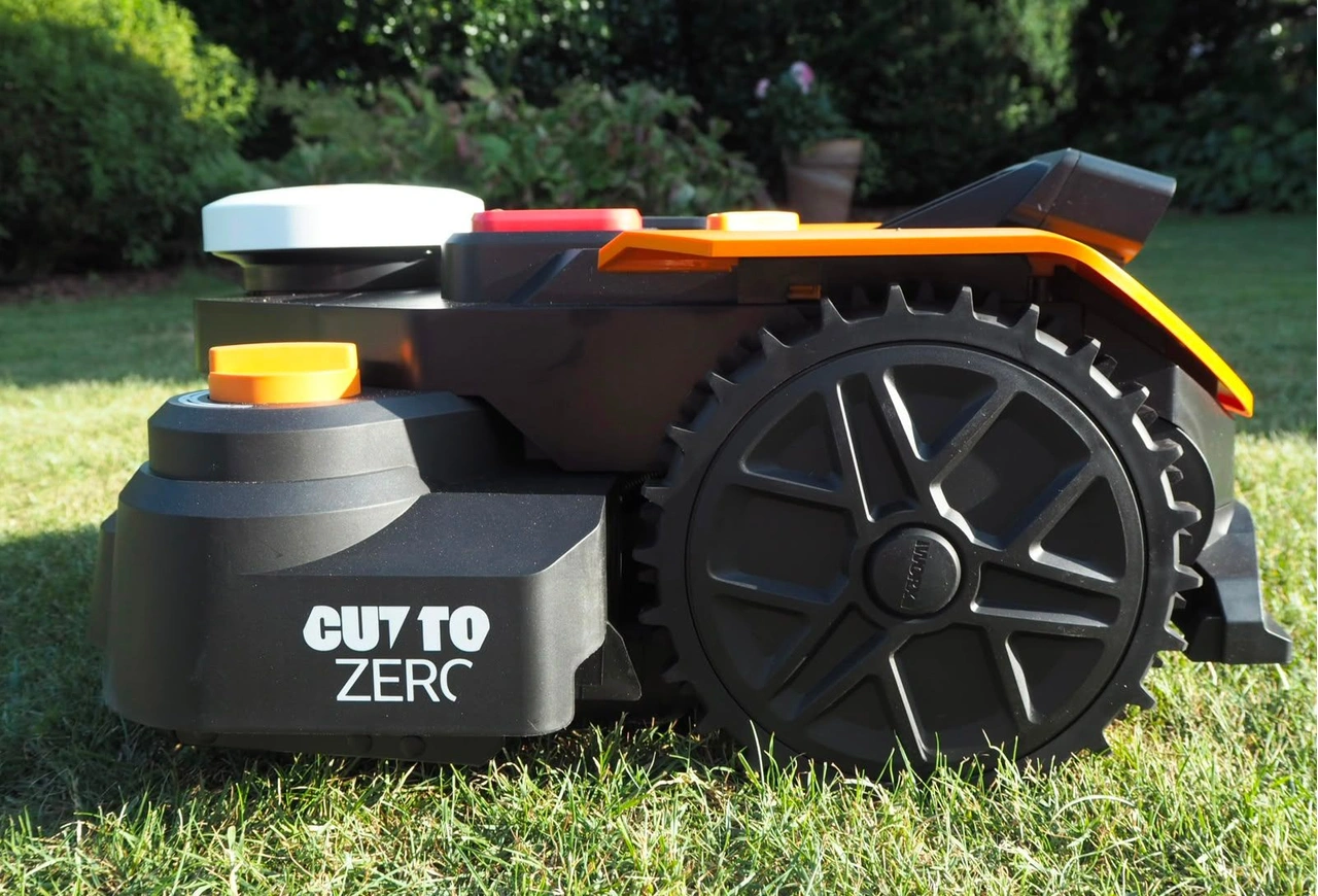 Worx Mähroboter M800 WR308E: Seitenansicht mit Cut-to-Zero-Modul und Antriebsrad