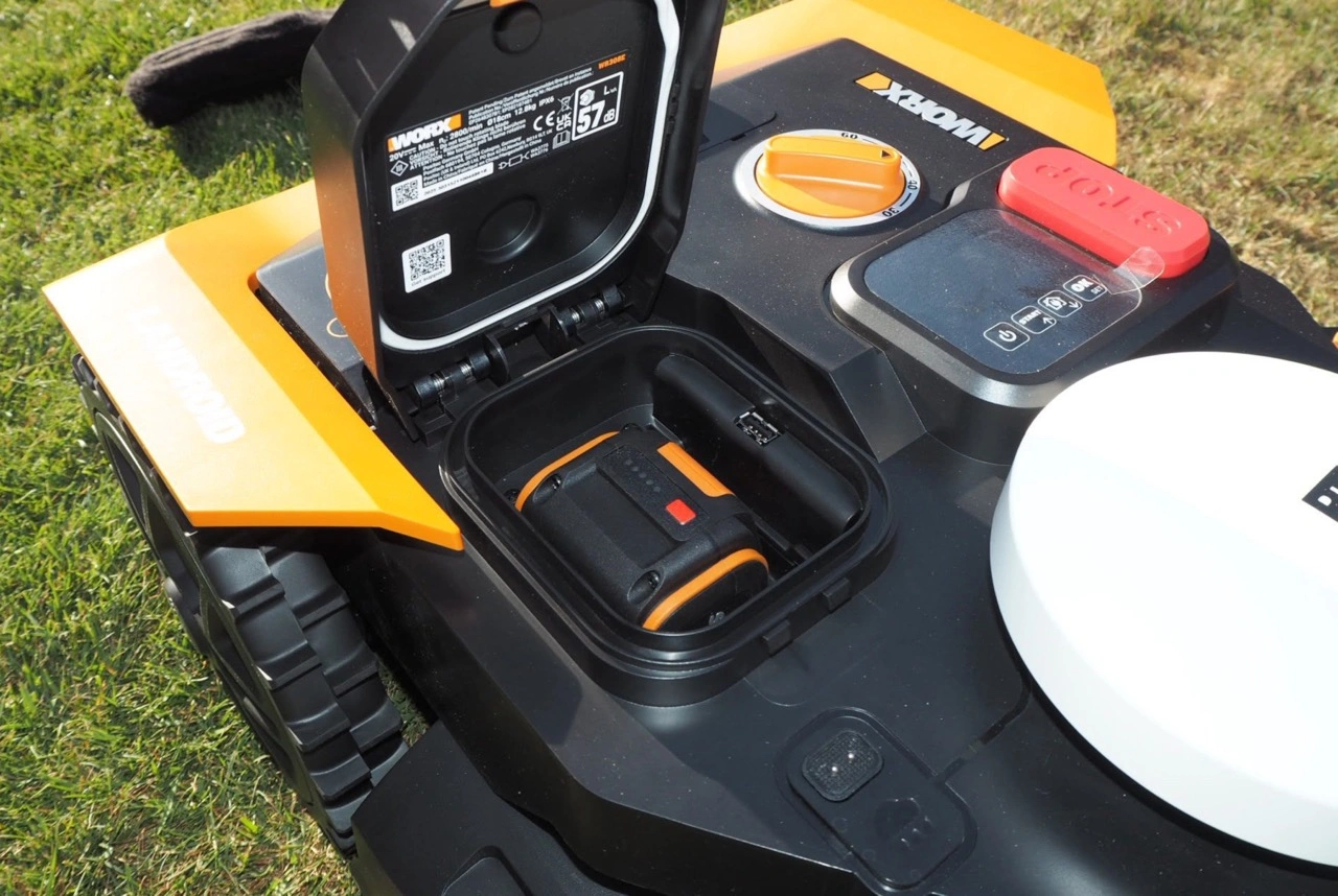 Worx Mähroboter M800 WR308E: geöffnetes Akkufach mit PowerShare-Akku