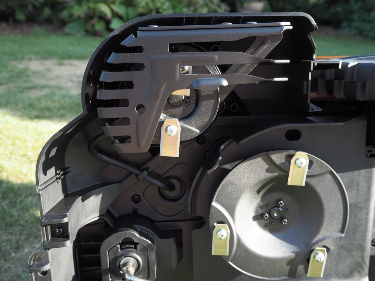 Worx Mähroboter M800 WR308E: Unterseite mit Mähwerk, Klingen und Kantenschnittbereich