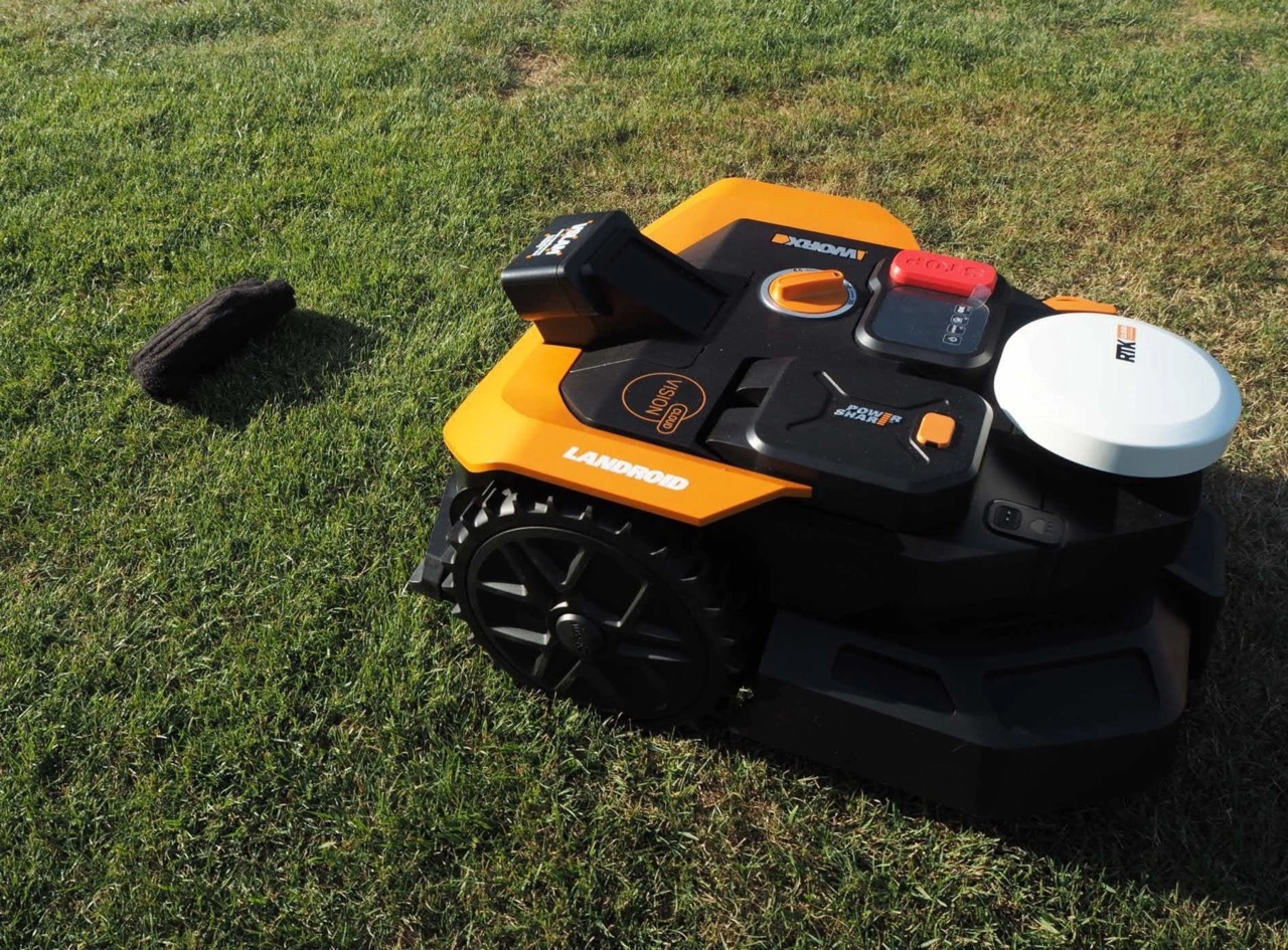 Worx Mähroboter M800 WR308E: Mähroboter neben Igel-Attrappe im Hindernistest