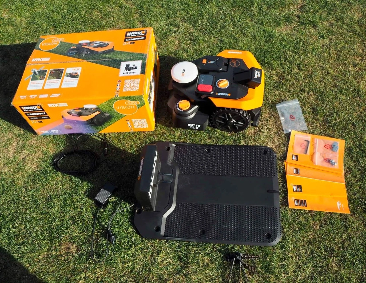 Worx Mähroboter M800 WR308E: Lieferumfang mit Mähroboter, Ladestation, Zubehör und Verpackung