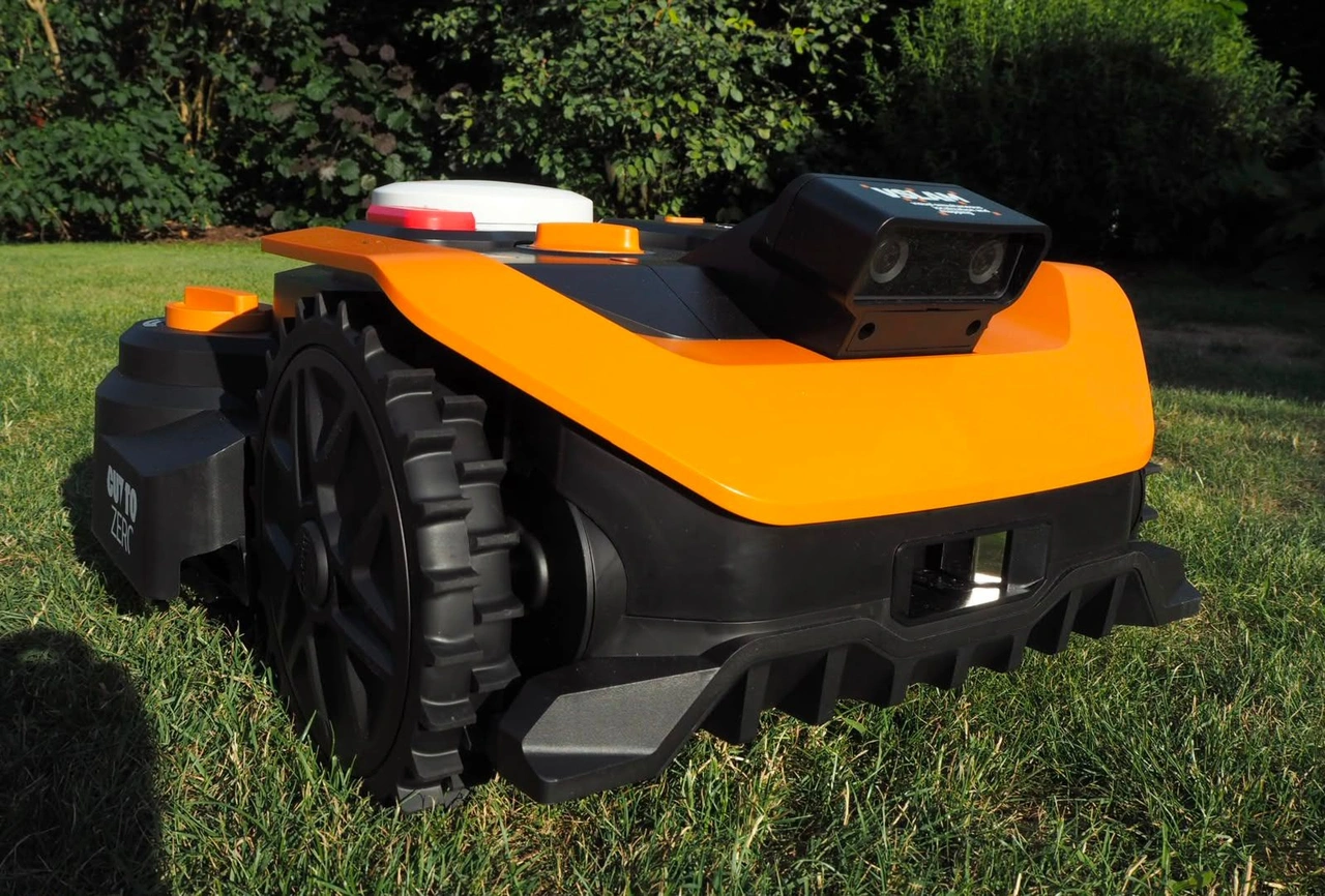 Worx Mähroboter M800 WR308E: Frontansicht mit Stereo-Kamera