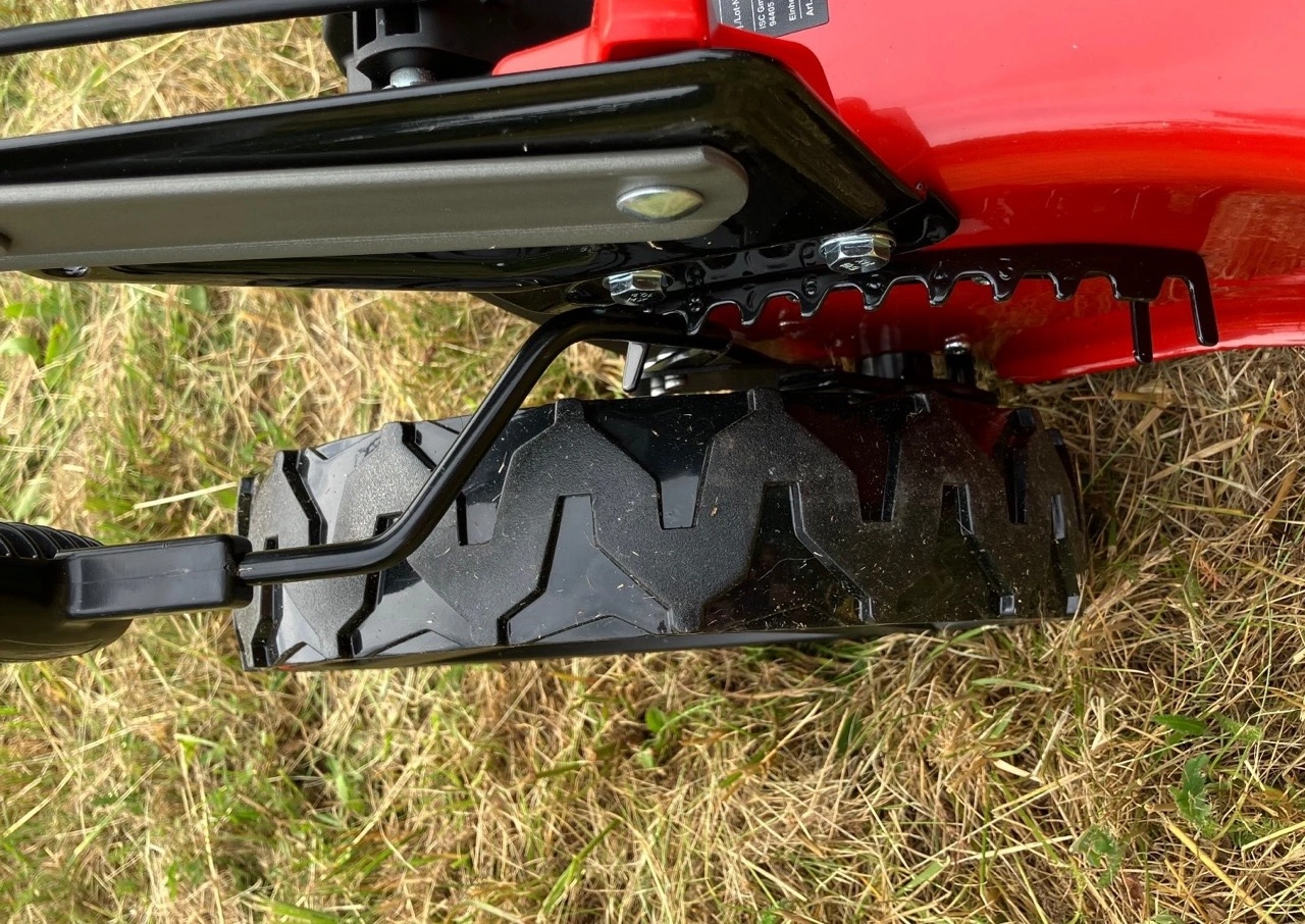 Einhell GP-CM 36/47 S Li BL: Hebel für die Schnitthöhenverstellung am Hinterrad