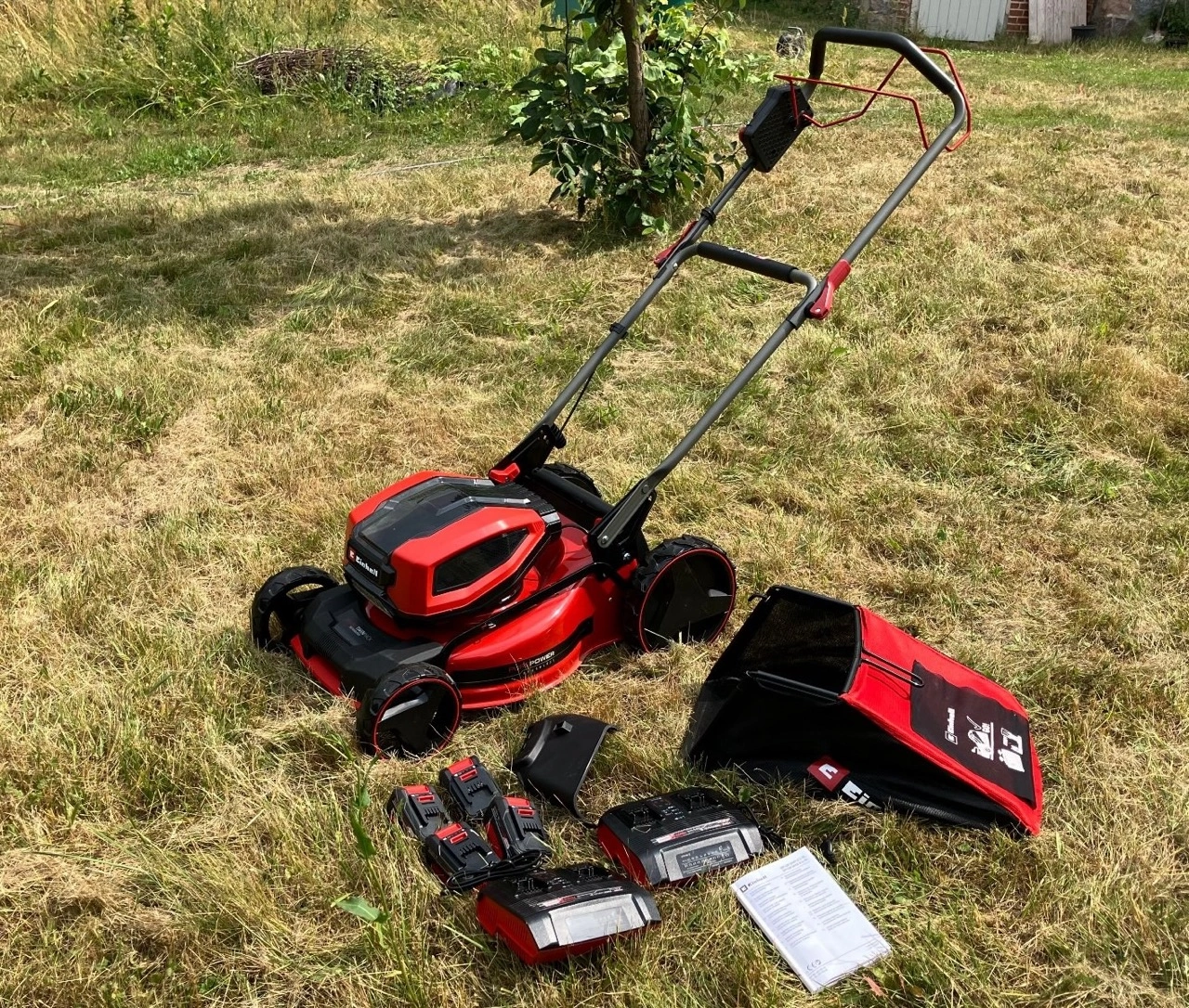 Einhell GP-CM 36/47 S Li BL: Lieferumfang mit Rasenmäher, Fangkorb, Akkus und Ladestationen