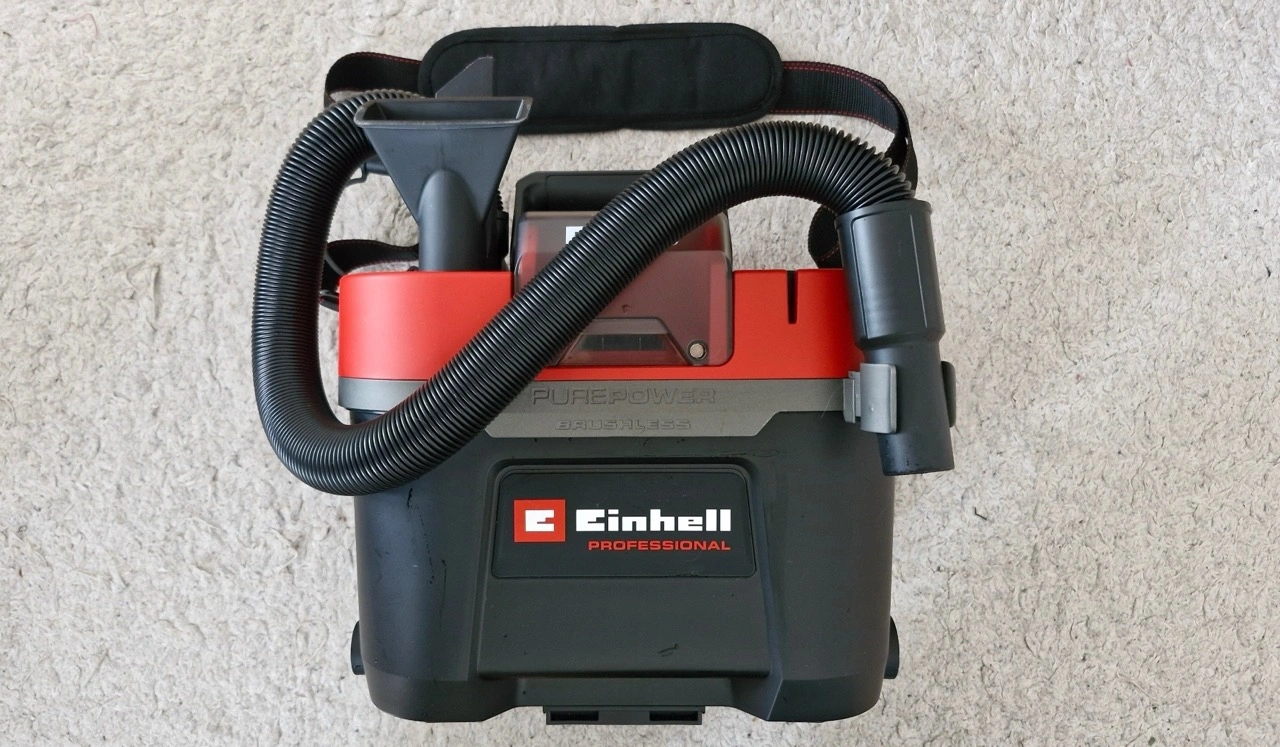 Einhell Akku-Nass-Trockensauger TP-VC 18/10 Li BL: kompakter Sauger mit verstautem Schlauch und Schultergurt