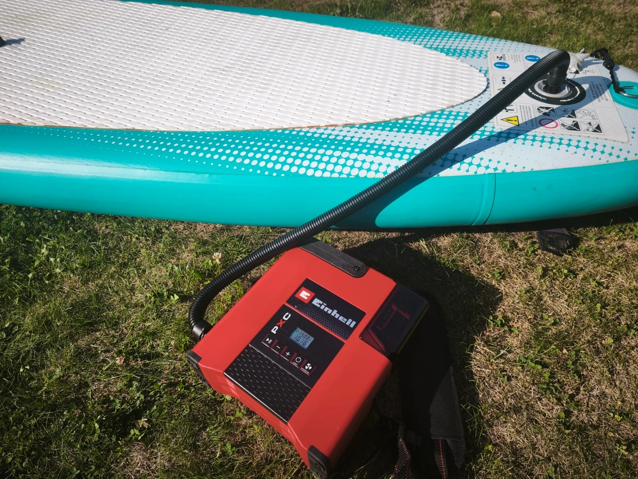 Einhell SUPPERO 18/380: Akku-Kompressor am SUP-Board