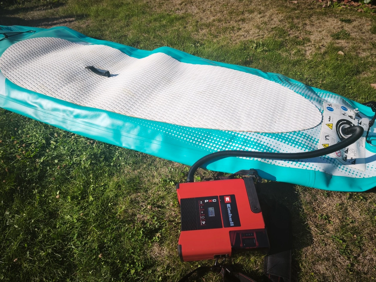 Einhell SUPPERO 18/380: aufgepumptes SUP-Board mit Kompressor