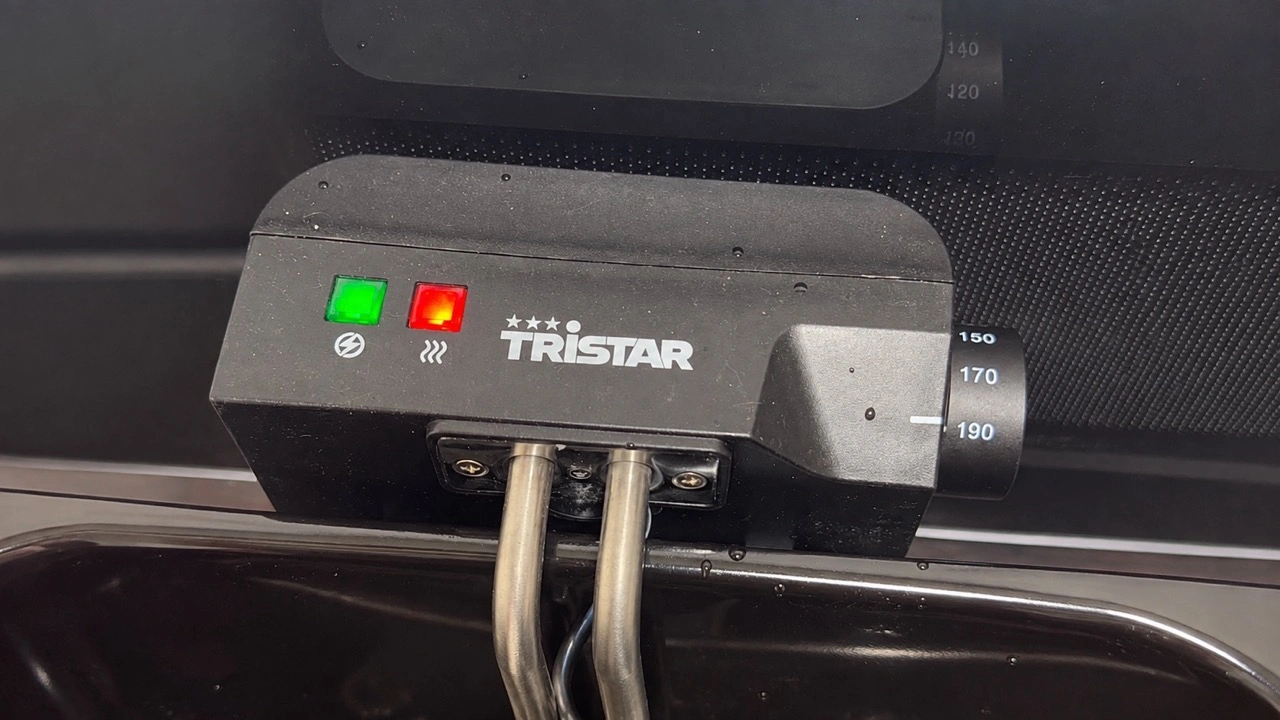 Tristar FR-9330: analoger Temperaturregler und Kontrollleuchten
