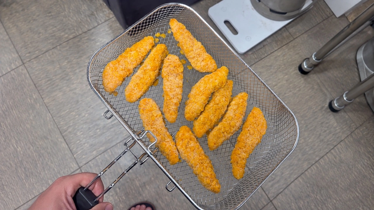 Tristar FR-9330: panierte Nuggets im Frittierkorb vor dem Frittieren