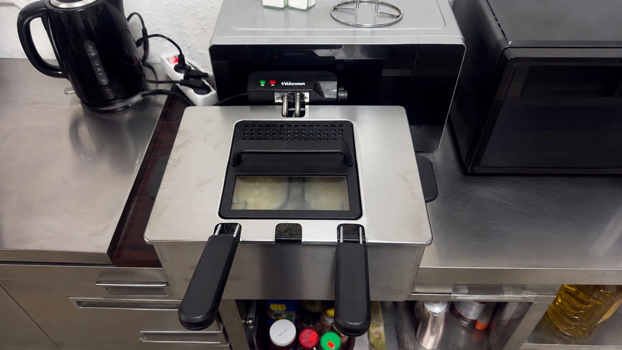 Tristar FR-9330: geschlossene Fritteuse auf der Arbeitsfläche