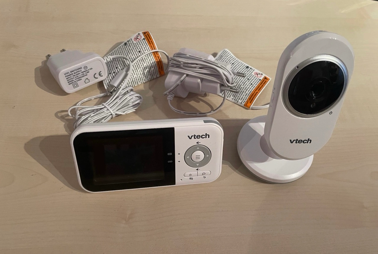 VTech VM3254: Lieferumfang mit Kamera, Monitor und Netzteilen