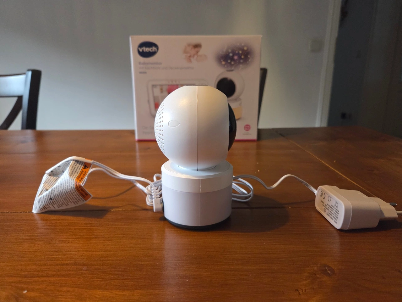 VTech Video-Babyphone VM5463: Rückseite der Kamera mit Netzteil