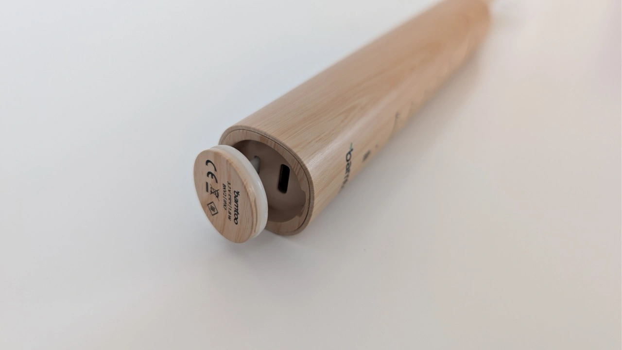 bamtoo KOA V2 Pro: geöffnete Bodenklappe mit USB-C-Anschluss