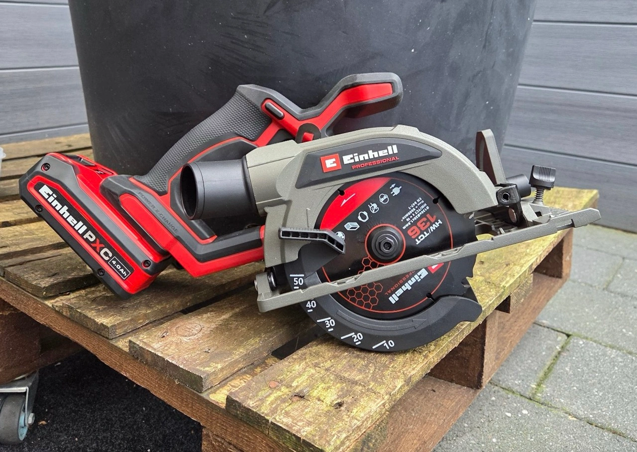 Einhell TP-CS 18/136-C Li BL: Seitenansicht mit Power X-Change-Akku