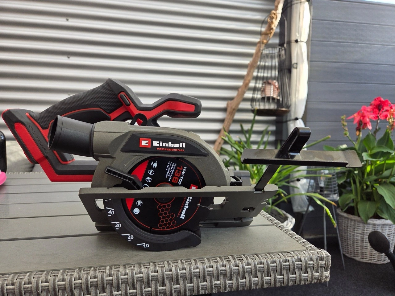Einhell TP-CS 18/136-C Li BL: Seitenansicht mit Parallelanschlag