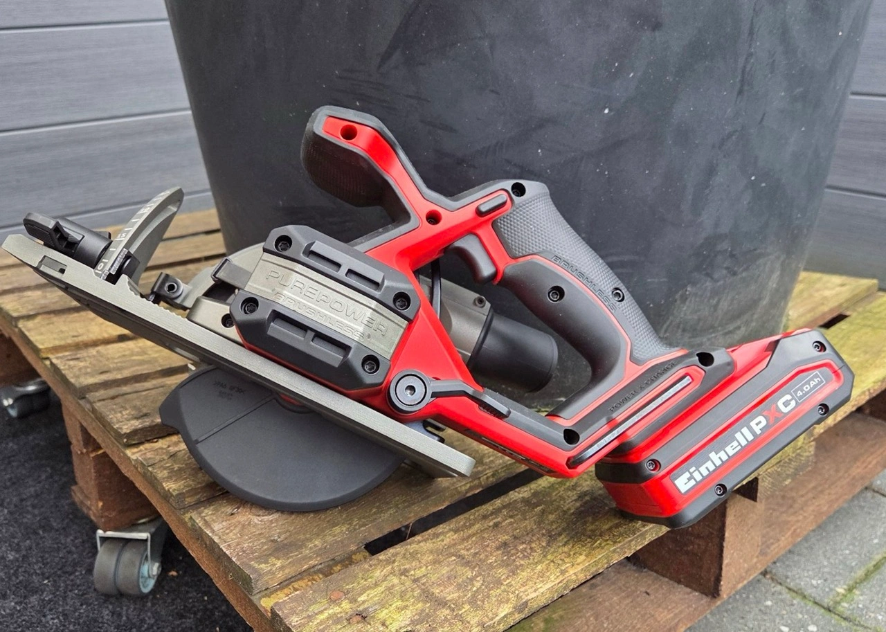 Einhell TP-CS 18/136-C Li BL: Rückseite mit Akkuaufnahme und Brushless-Motor