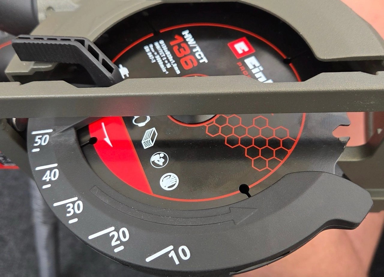 Einhell TP-CS 18/136-C Li BL: Sägeblatt und Pendelschutzhaube