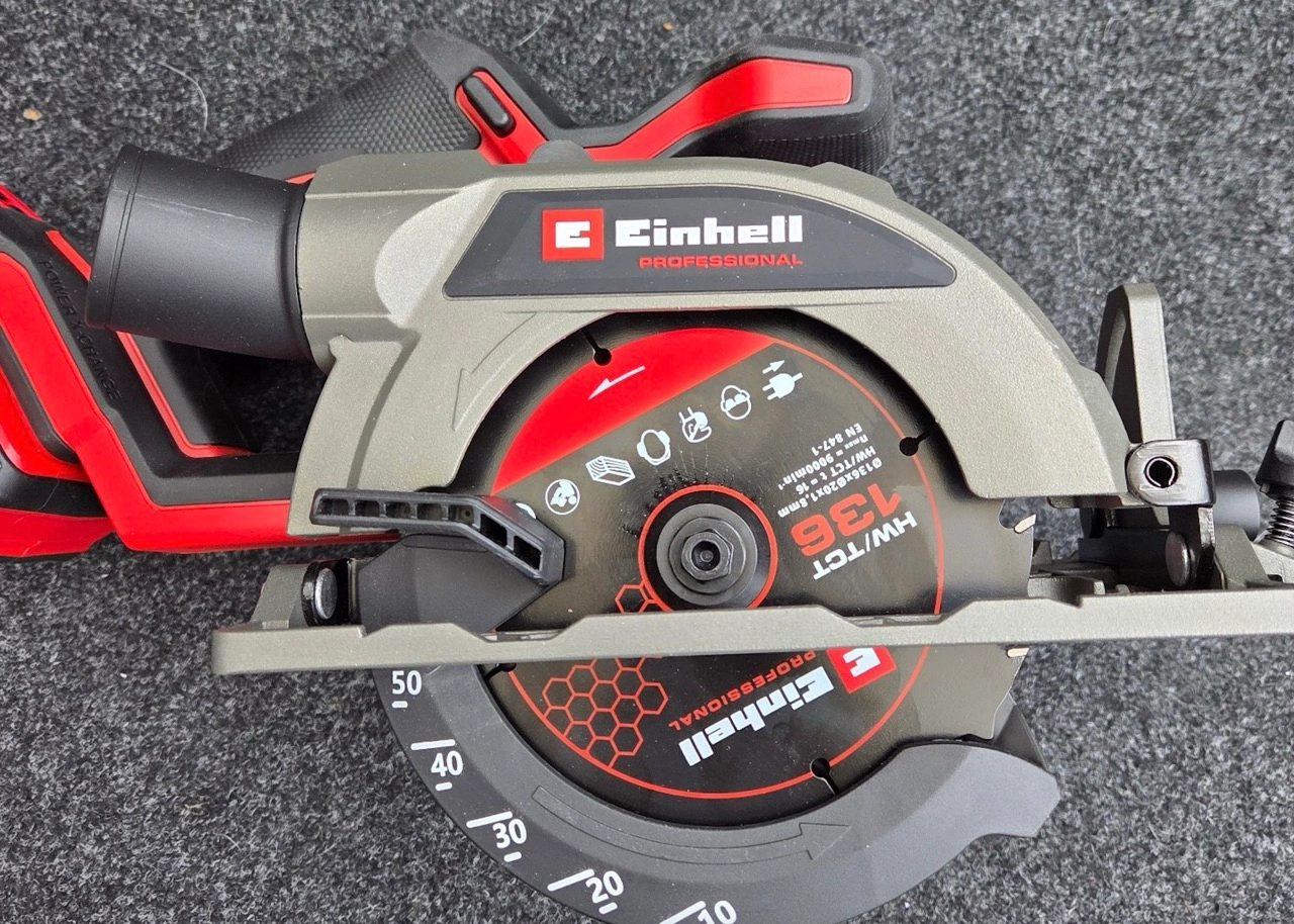 Einhell TP-CS 18/136-C Li BL: Sägeblatt und Schnitttiefenskala