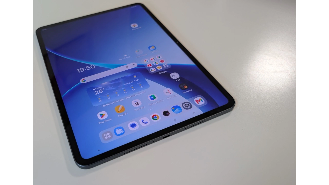 OPPO Pad 5: eingeschaltetes Display aus schrägem Blickwinkel