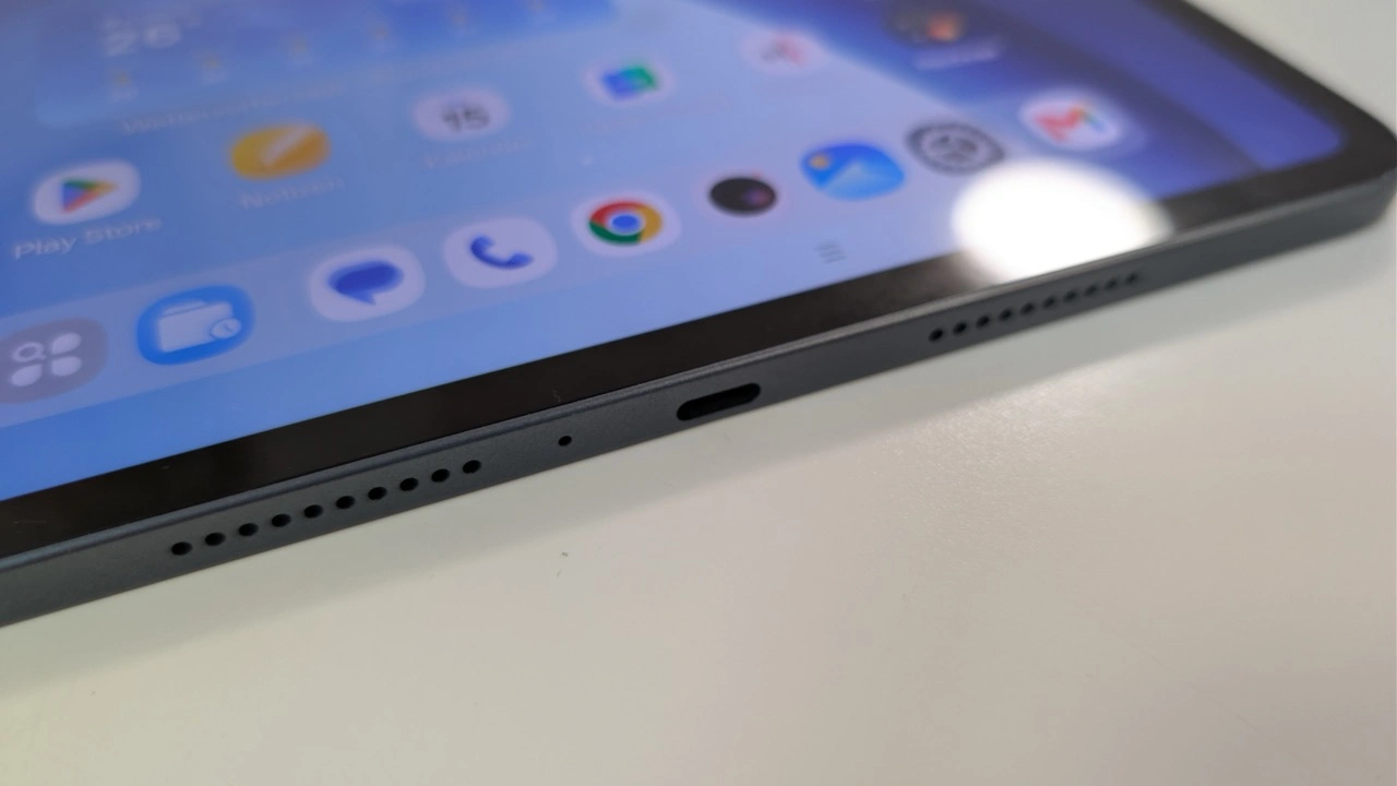 OPPO Pad 5: USB-C-Anschluss zwischen den Lautsprecheröffnungen