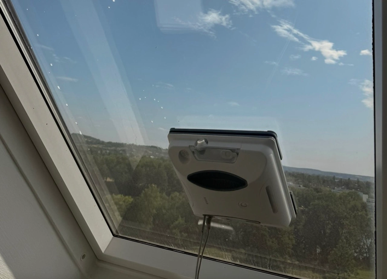 HAVA U01 Fensterputzroboter: Einsatz an einem Dachfenster