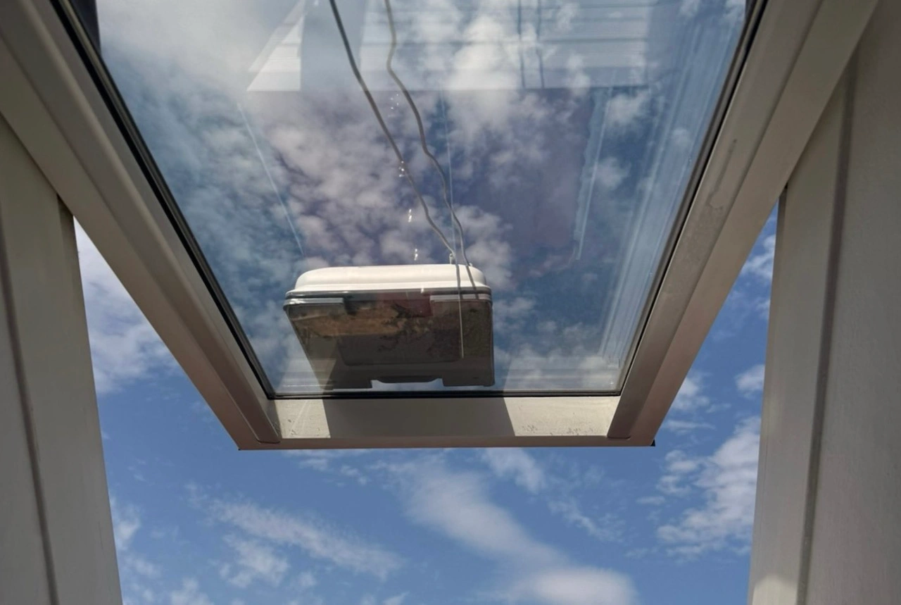 HAVA U01 Fensterputzroboter: Unterseite am geöffneten Dachfenster