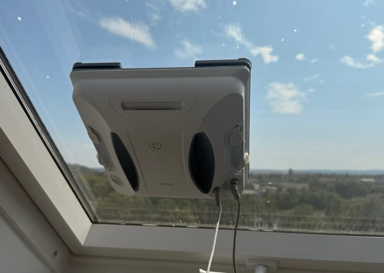 HAVA U01 Fensterputzroboter: Frontansicht auf der Fensterscheibe
