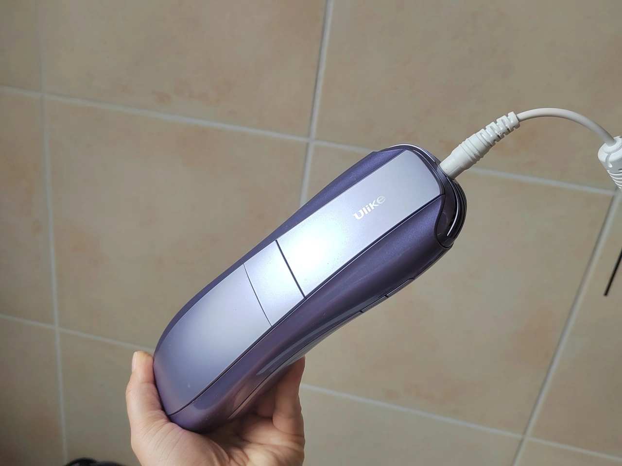 Ulike Air 10 Pro: Handgerät mit angeschlossenem Kabel