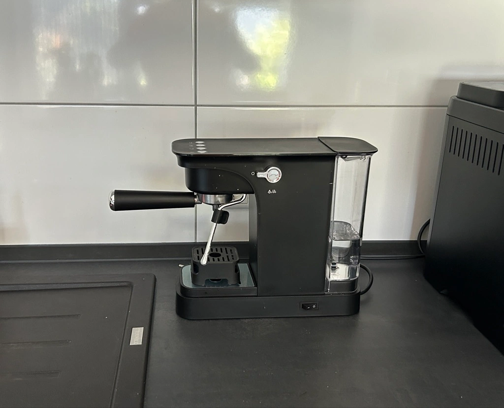 Princess 249421 Espressomaschine: kompakte Siebträgermaschine auf der Arbeitsfläche