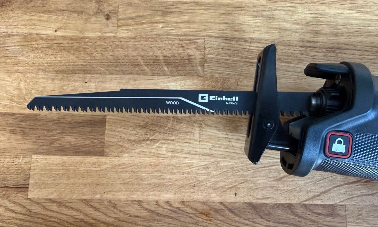 Einhell Professional Akku-Universalsäge TP-AP 18/32 Li BL: eingesetztes Holzsägeblatt