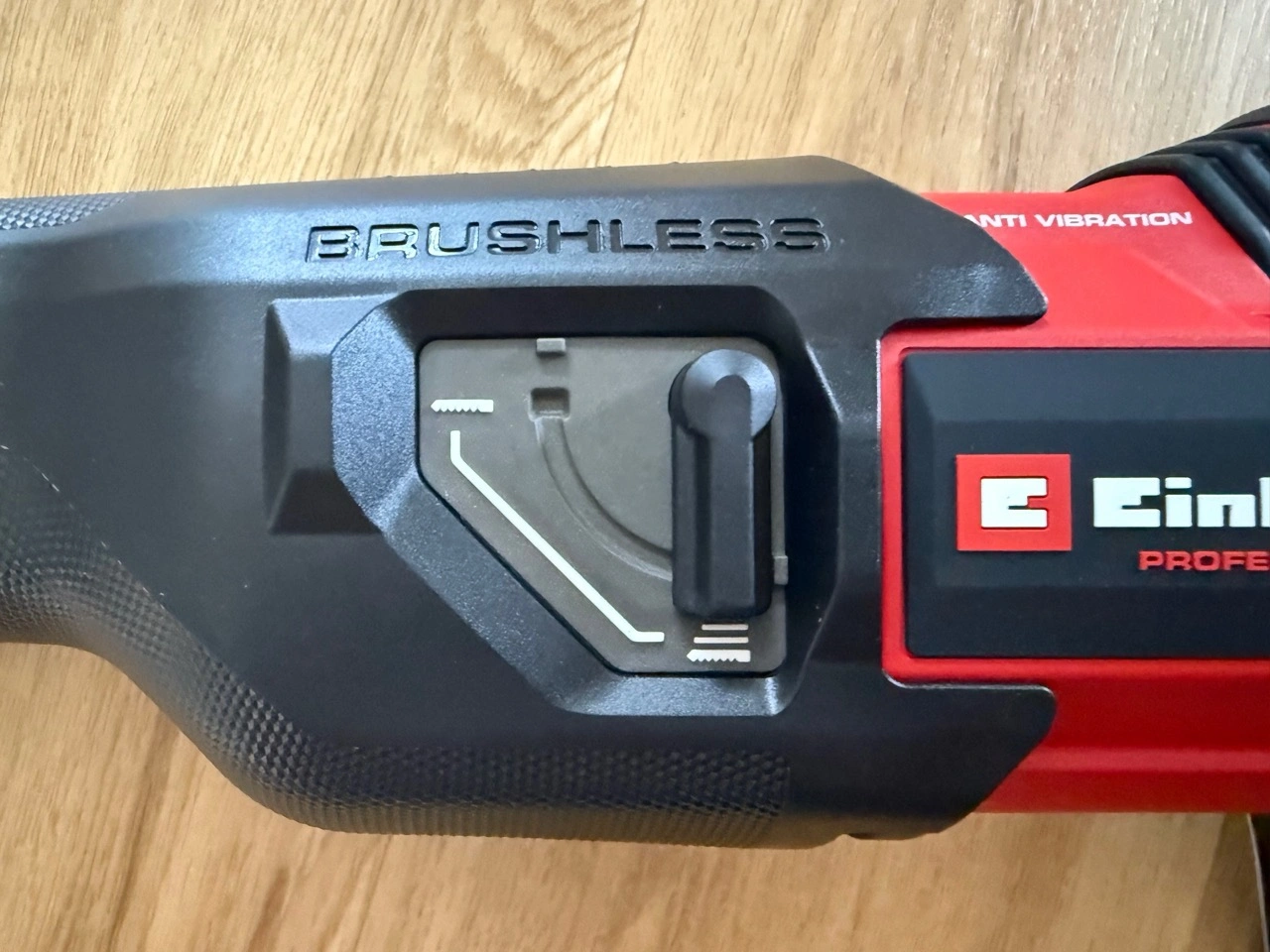 Einhell Professional Akku-Universalsäge TP-AP 18/32 Li BL: Pendelhubschalter am Gehäuse