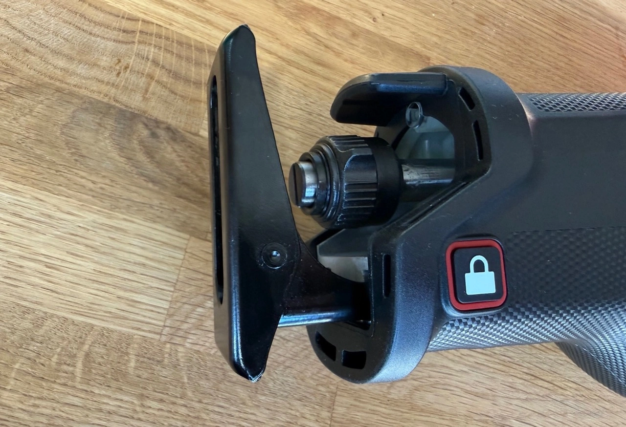 Einhell Professional Akku-Universalsäge TP-AP 18/32 Li BL: Sägeschuh und Sägeblattaufnahme