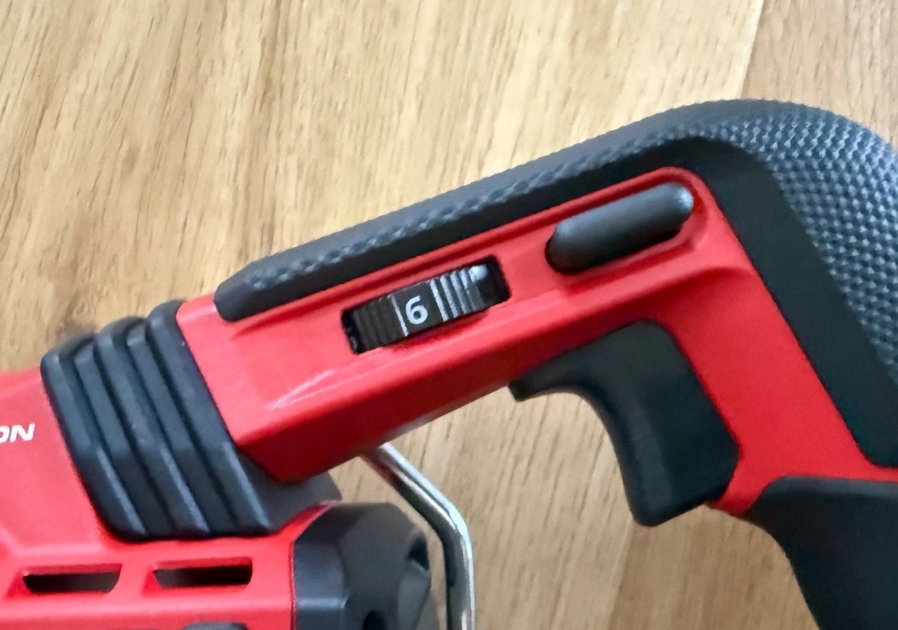 Einhell Professional Akku-Universalsäge TP-AP 18/32 Li BL: Hubzahlvorwahl und Auslöser am Griff