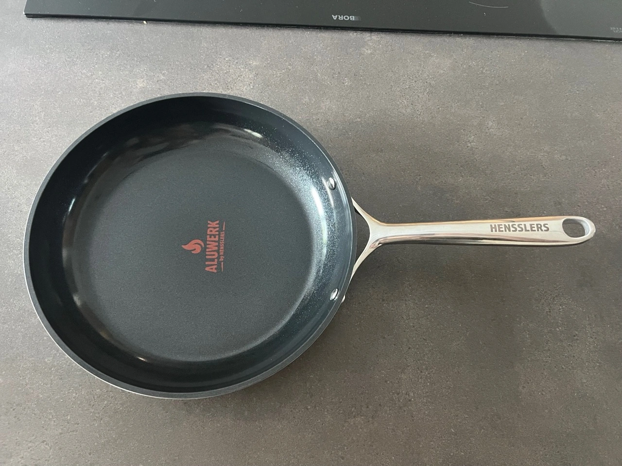 ALUWERK 28cm Pfanne by Hensslers: beschichtete Innenfläche und Edelstahlgriff