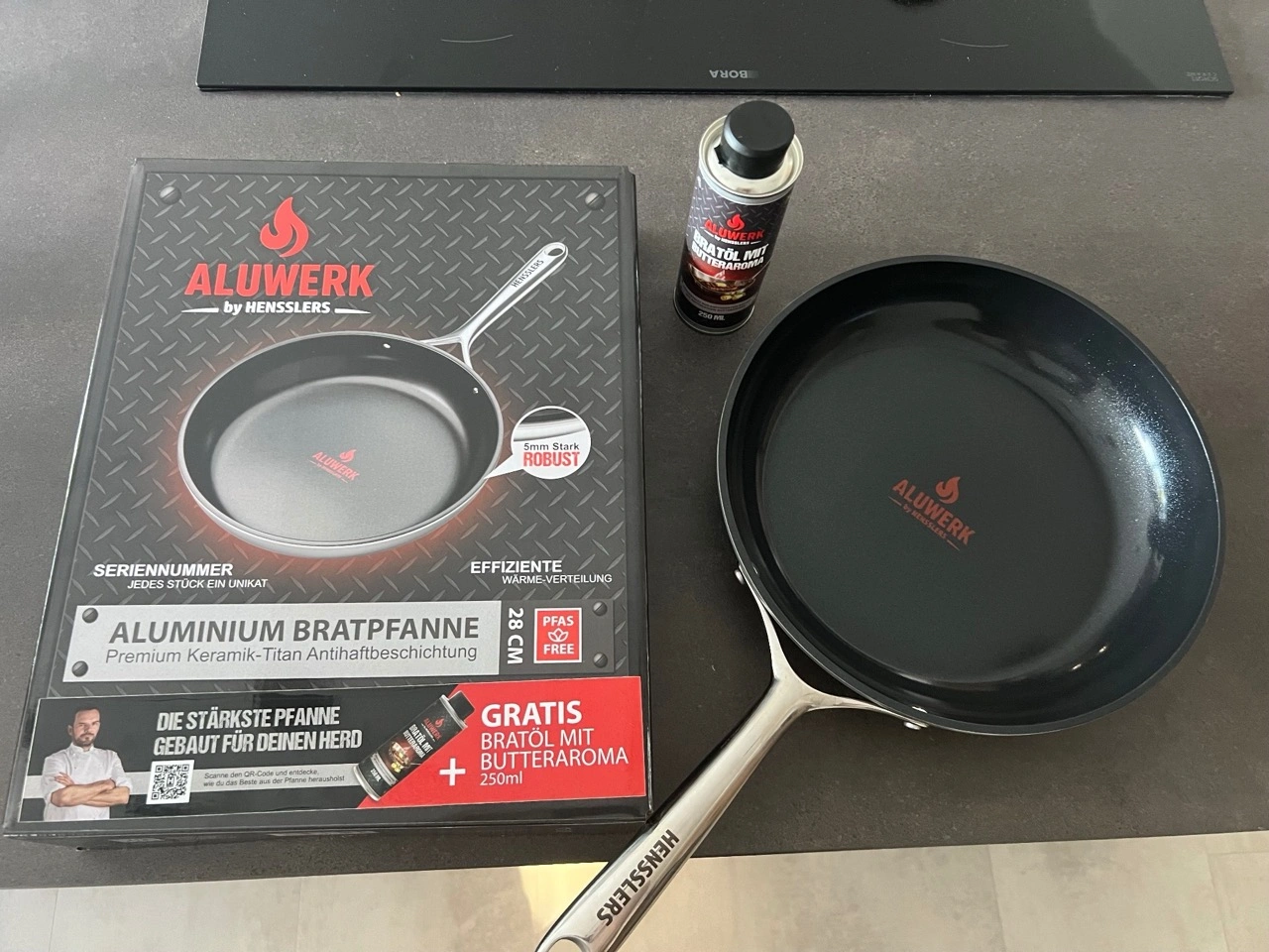 ALUWERK 28cm Pfanne by Hensslers: Lieferumfang mit Verpackung und Bratöl