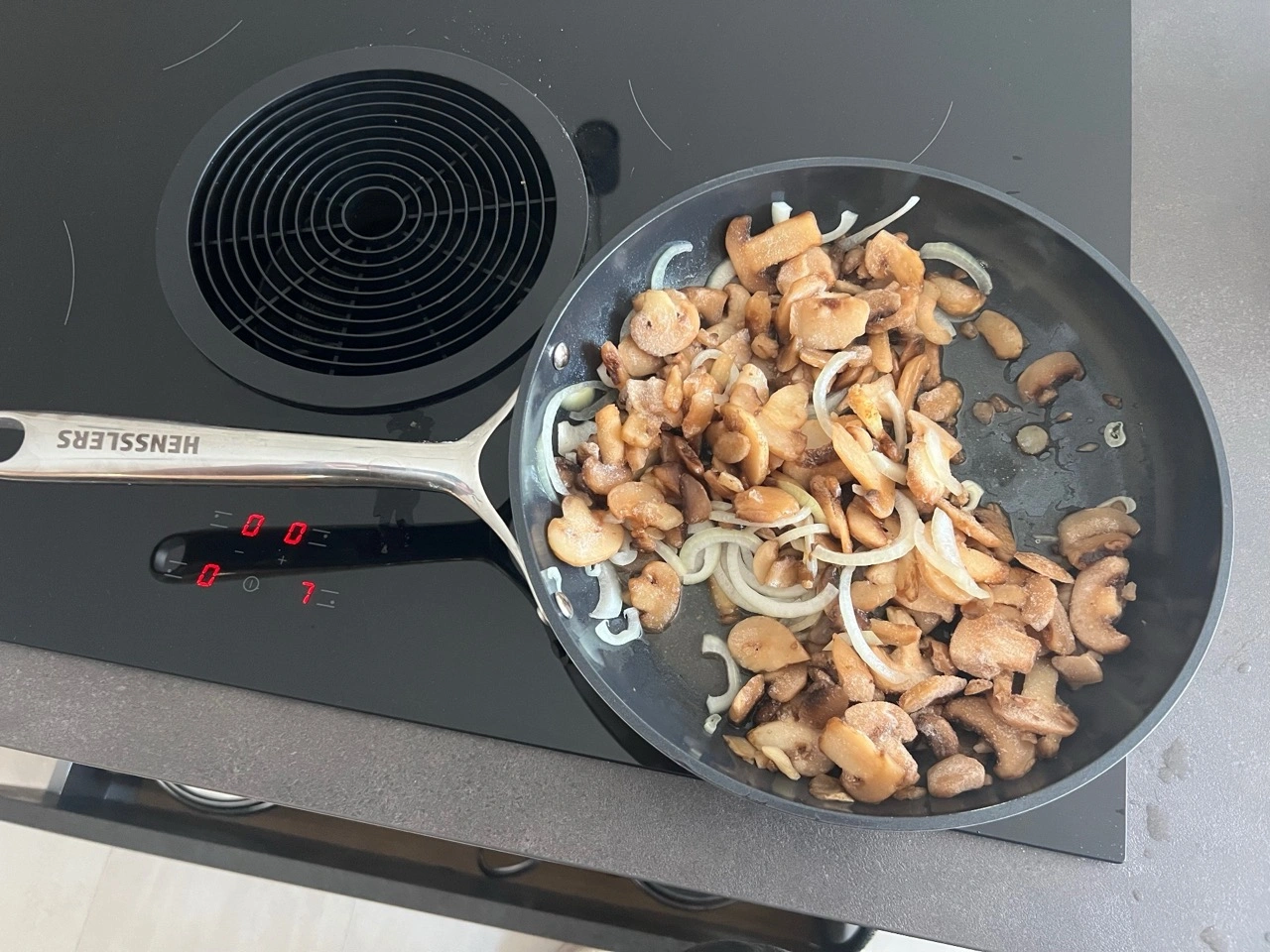 ALUWERK 28cm Pfanne by Hensslers: Zwiebeln und Champignons im Brattest