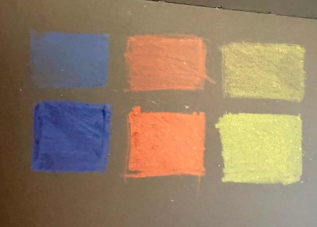 LIEBERGE Buntstifte in Profi-Nylon-Etui | 72 Farben: Farbfelder auf schwarzem Tonpapier