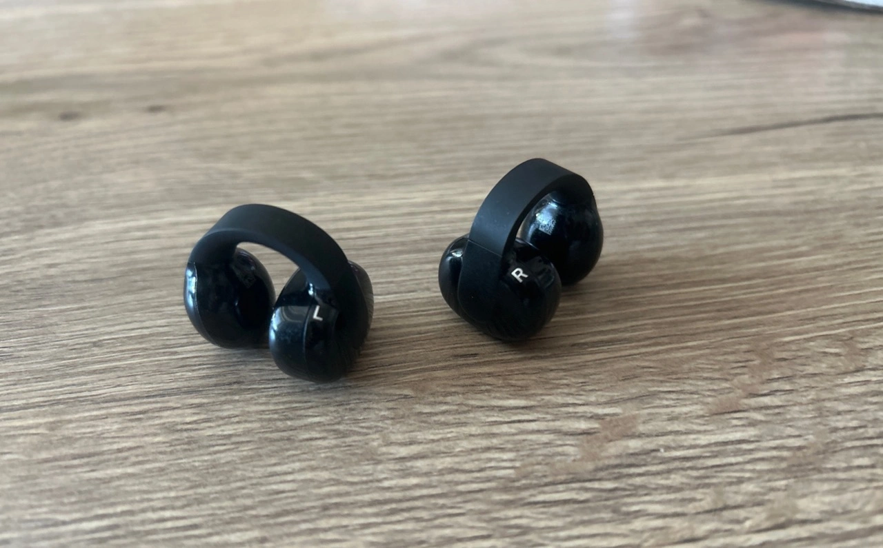 Sennheiser ACCENTUM Clip: beide Ohrhörer im Clip-Format