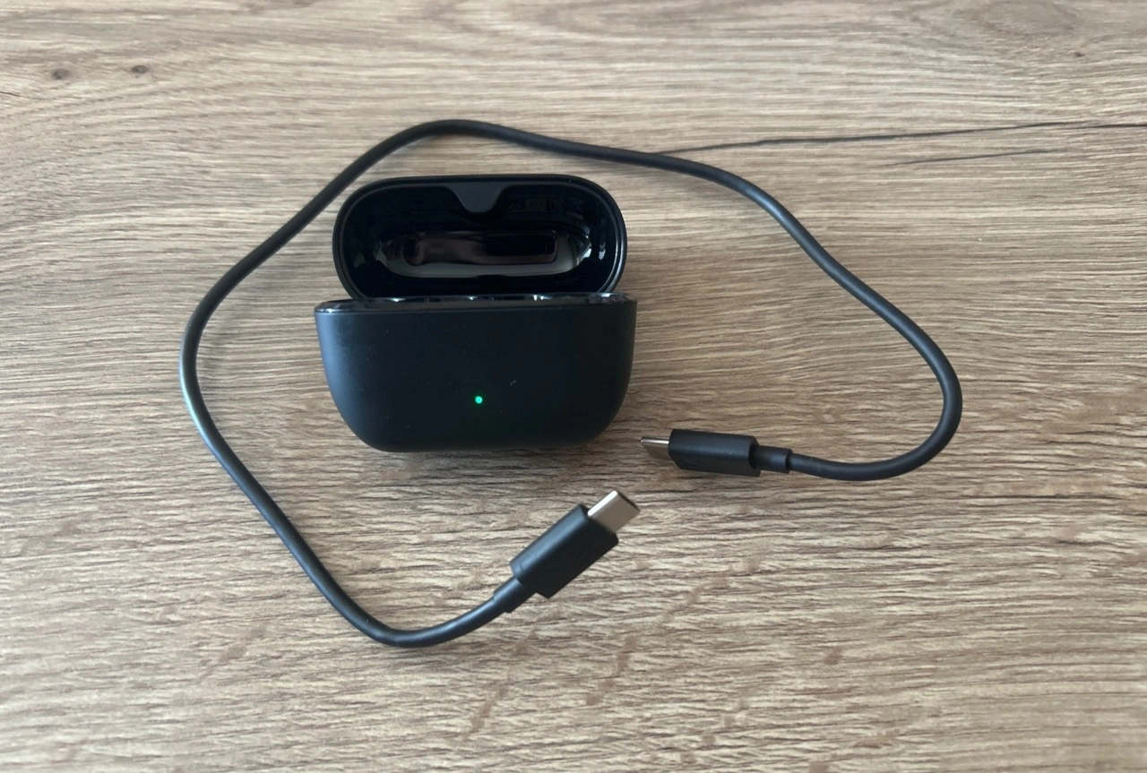 Sennheiser ACCENTUM Clip: Ladecase mit USB-C-Kabel