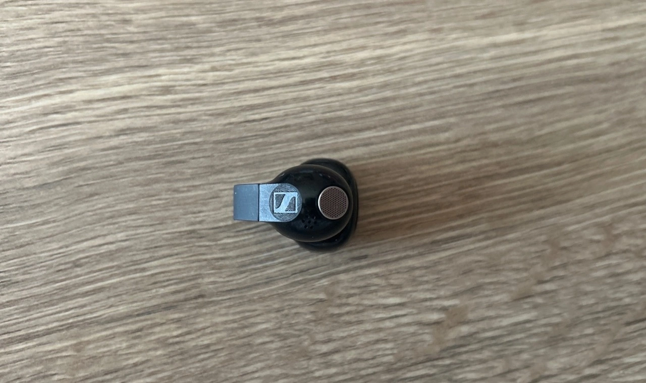 Sennheiser ACCENTUM Clip: Ohrhörer mit Sennheiser-Logo