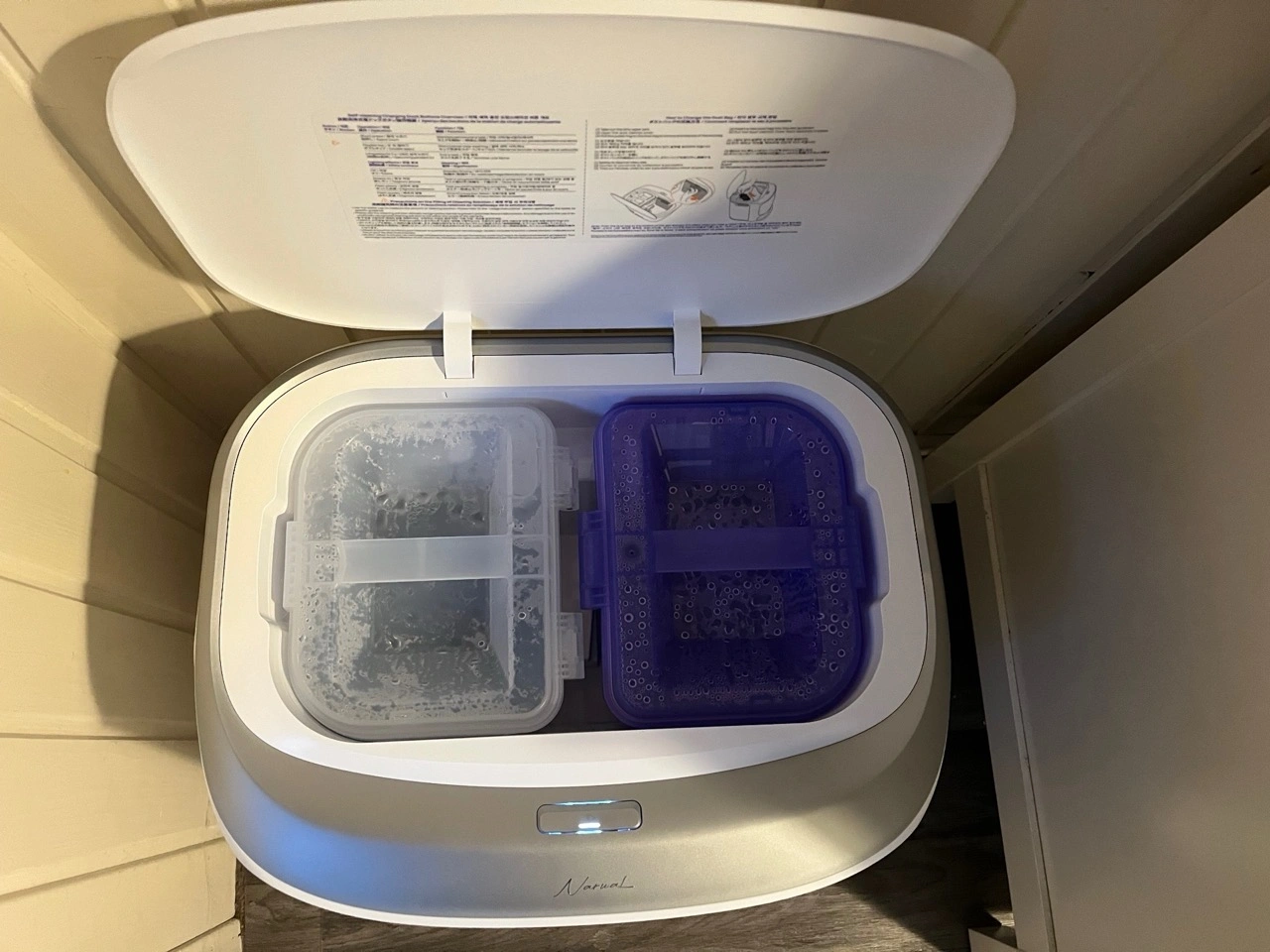 Narwal Freo 20: offene Reinigungsstation mit Wassertanks