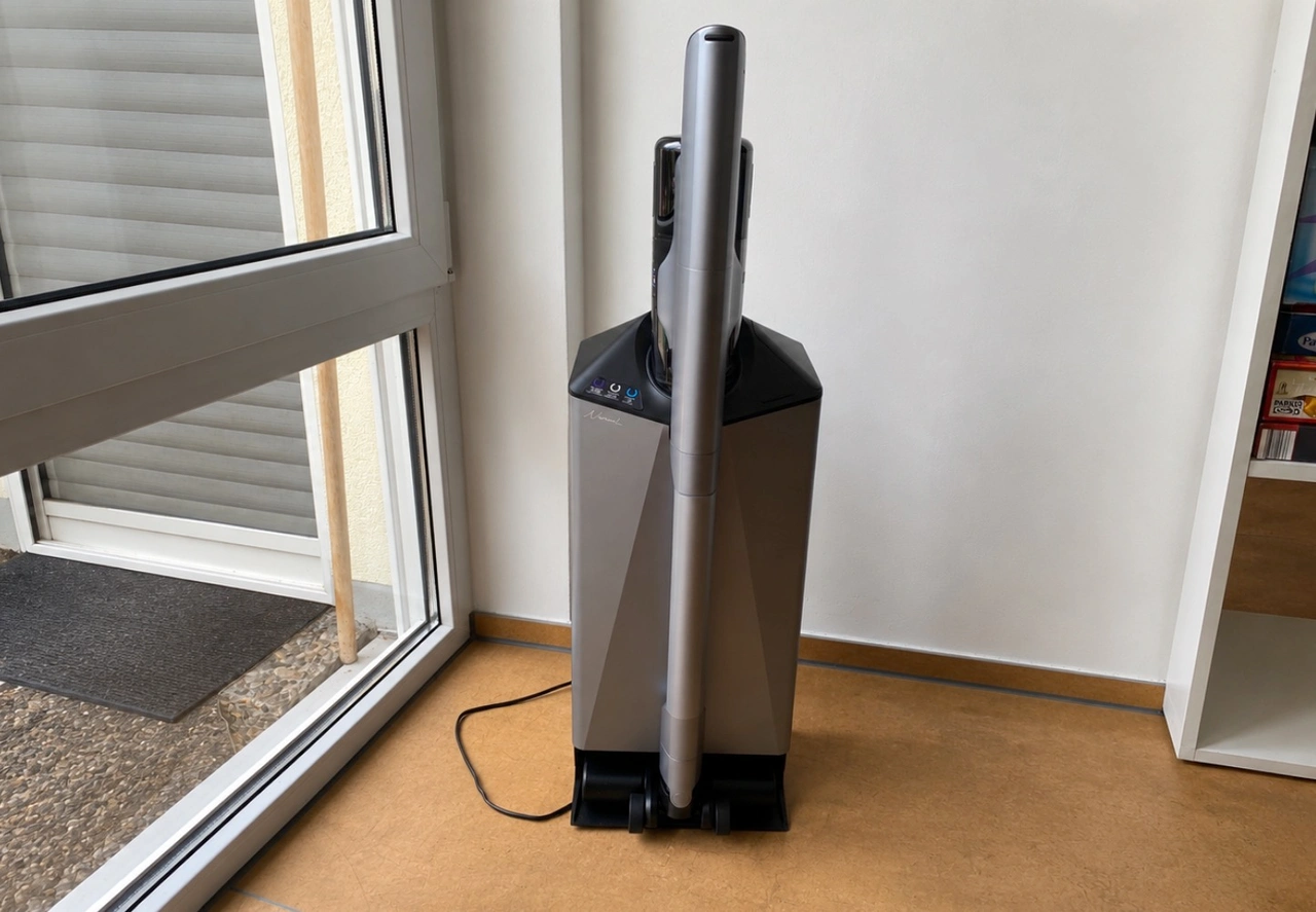 Narwal V50 Cube: Akku-Staubsauger in der Absaugstation