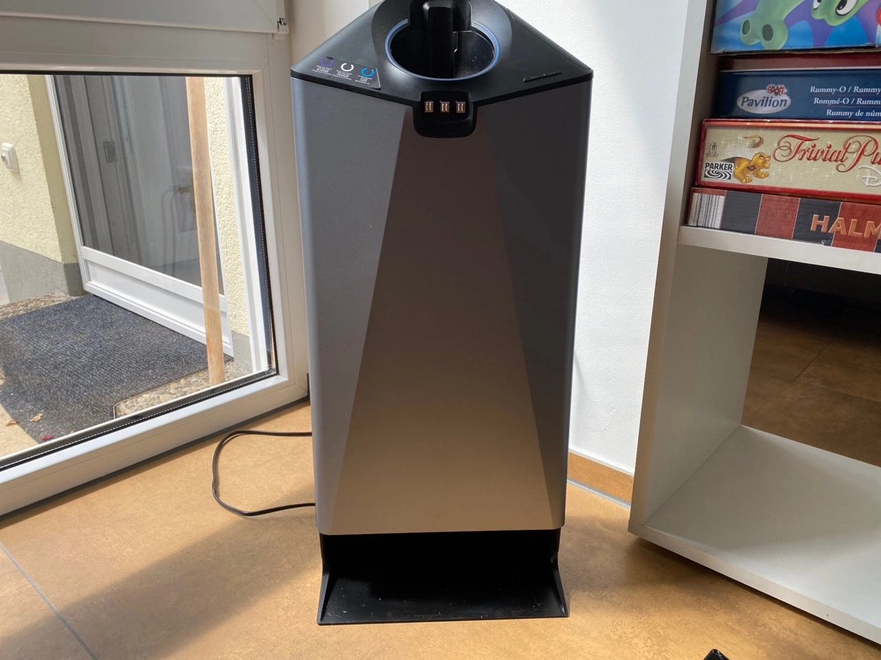 Narwal V50 Cube: Absaugstation mit Ladekontakten