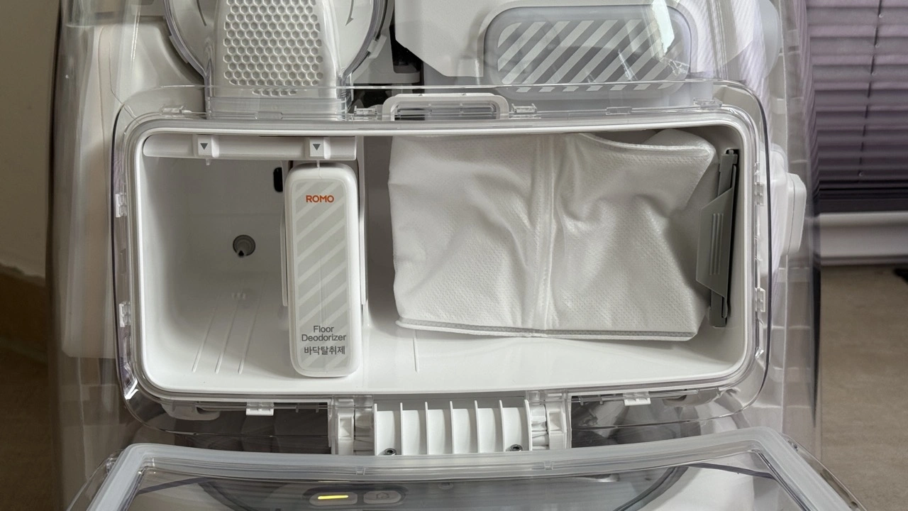 DJI ROMO P2: Staubbeutel und Deodorizer-Modul in der Station