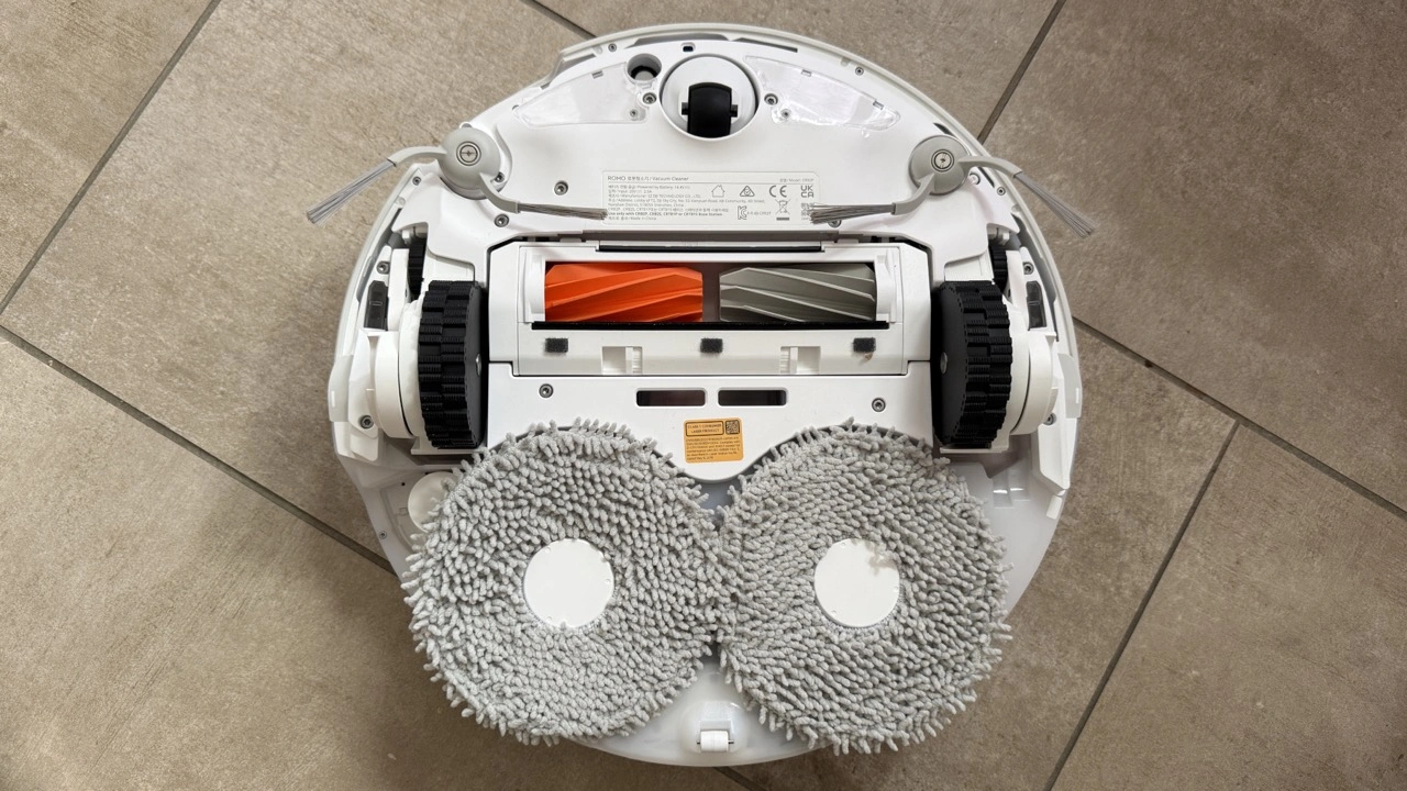 DJI ROMO P2: Unterseite mit Wischpads und Bürsten
